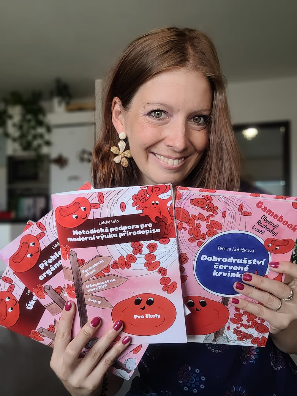 Tereza Kubíčková, autorka projektu, s materiály Dobrodružství červené krvinky pro školy