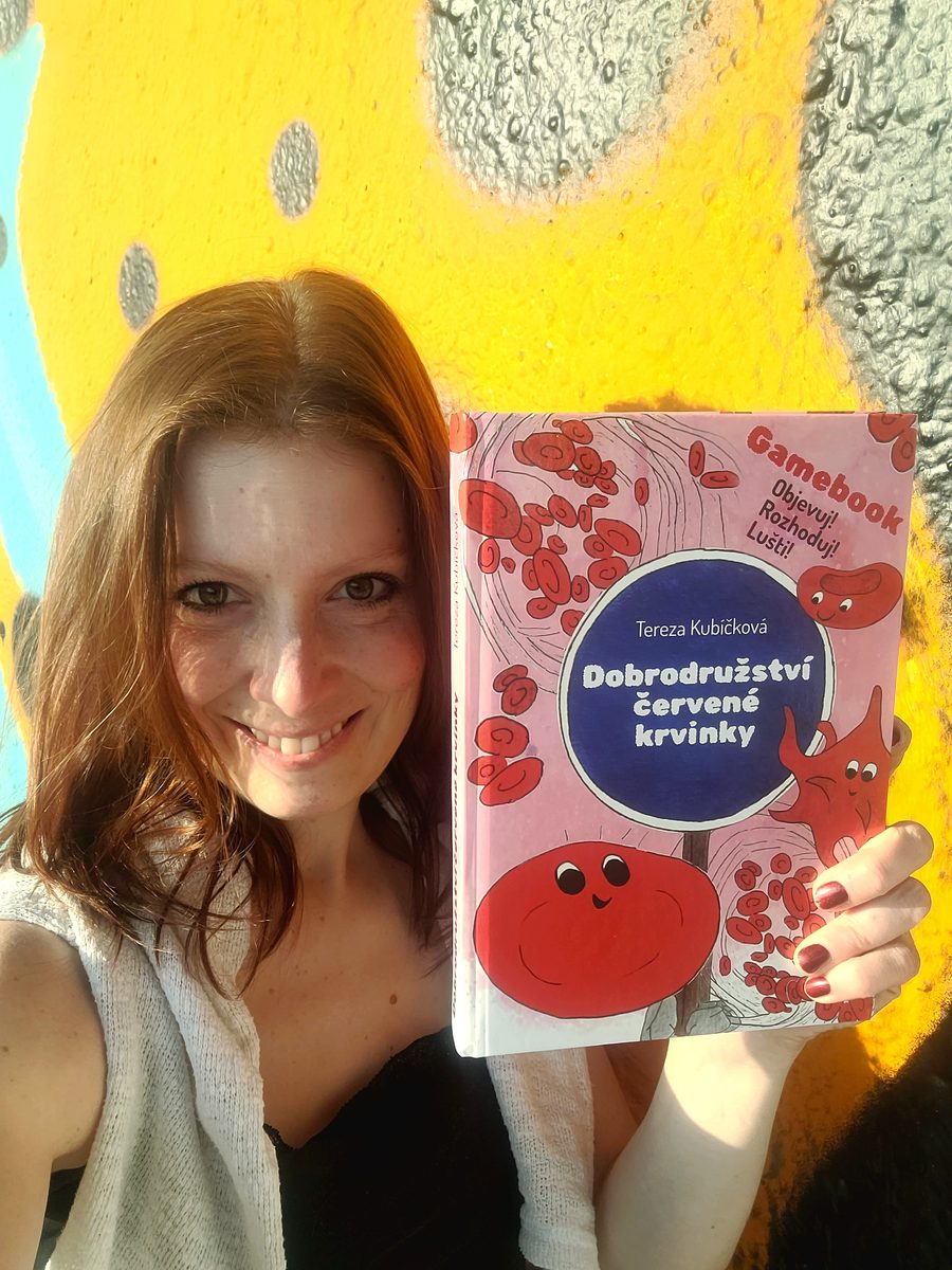 Tereza Kubíčková s knihou Dobrodružství červené krvinky